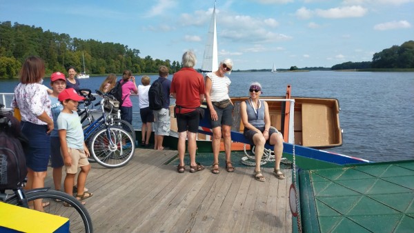 en première étape la traversée du lac avec un petit bac