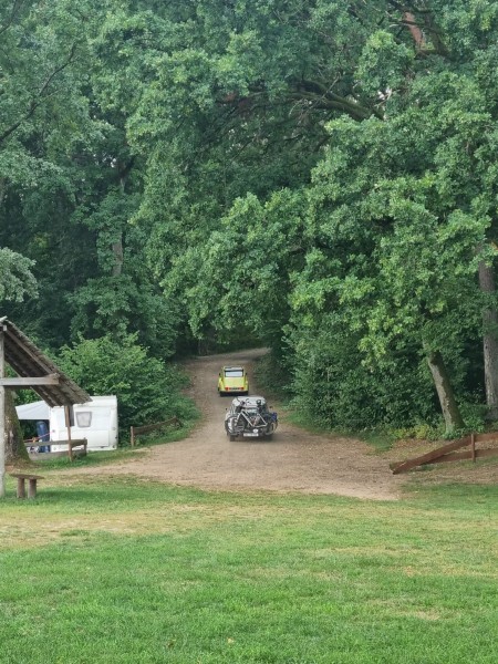 On quite se petit camping semi sauvage, au bord du lac super.