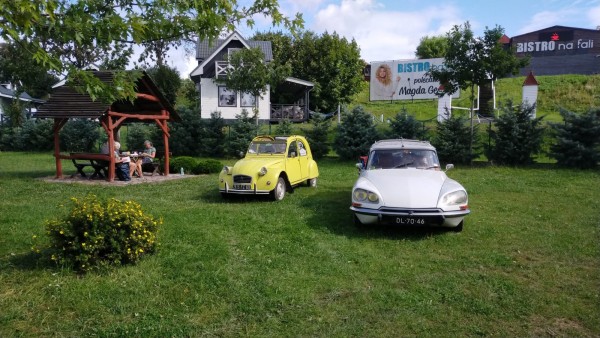 C'est aujourd'hui que la DS blanche et la 2CV jaune se séparent. La 2CV va continuer en direction de la France, et la DS en direction de la Hollande...