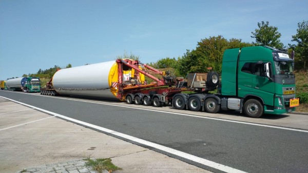 Transport de poteaux d'éoliennes. De loin on ne se rend pas compte que le diamètre est si grand