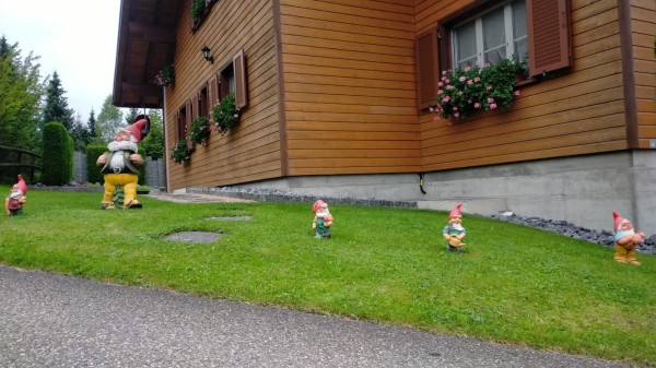 WhatsApp Image 2024-08-25 à 17.10.26_2ff2bf51.jpg (300.82 Kio) Vu 2153 fois Au retour, j'ai croisé quelques nains de jardin<br />Les balcons suisses, toujours aussi bien fleuris.