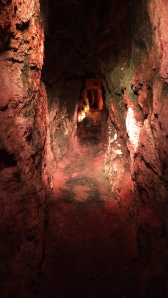 Fleurine : passage naturel dans la falaise qui permet l'aération naturel des caves