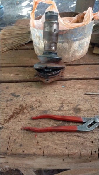 La première étape était le changement du soufflet du cardant arrière gauche coté boite