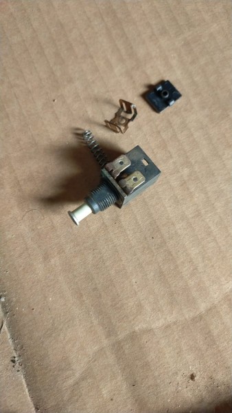 C'est OK maintenant, j'ai retendu le ressort, tendue les contacts et un peu de nettoyant contact et ça fonctionne.