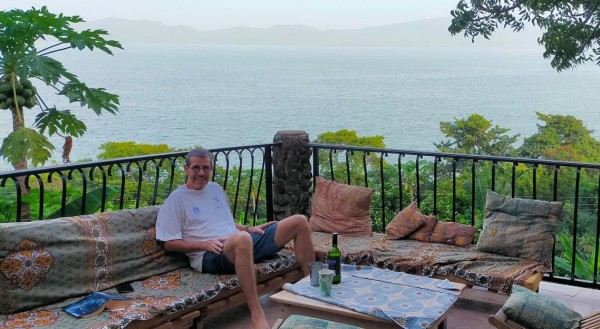 après une bonne douche, repos sur la terrasse.