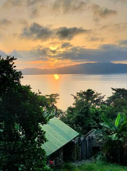 Ce matin, lever du soleil sur le lac vu de la terrasse de la chambre: