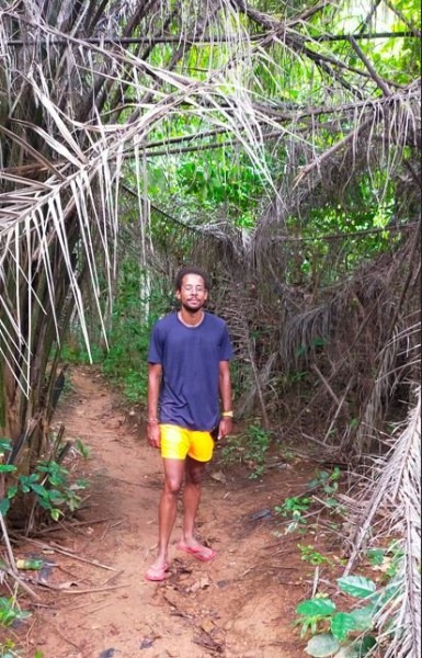 puis par un petit chemin, nous sommes monté sur la colline qui nous séparait de la prochaine plage.