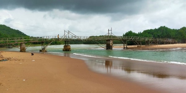 Un pont piéton permet de traverser le fleuve: