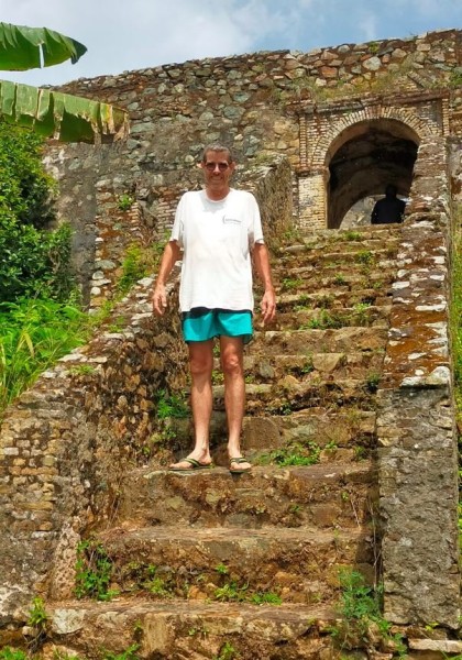 Sur la colline qui domine le village, se trouve le fort Batenstein. Construit en partit par les Suédois, puis par les Néerlandais, il servait de regroupement pour les esclaves, avant de les embarquer pour l'Amérique.