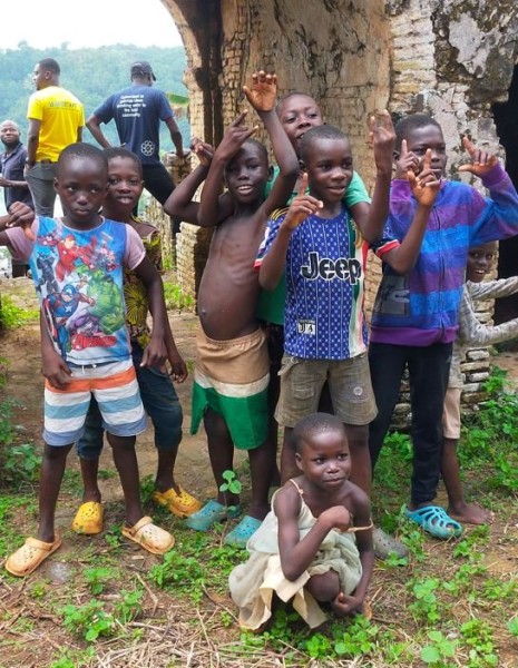 Nous étions suivi par de nombreux enfants qui étaient tout contant de se faire prendre en photo