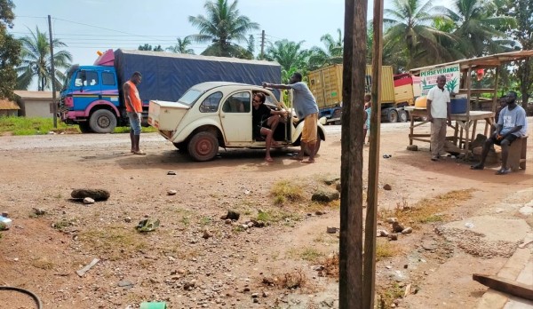 Capture 084.JPG (212.19 Kio) Vu 2397 fois Après avoir changé la roue, nous nous arrêtons chez un réparateur de pneu.