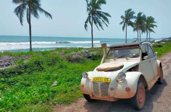 Sur la route, je m'arrête pour prendre quelques photo de la 2CV avec vue sur la mer,<br />et un pic up arrive avec 3 Ghanéens qui me demande si ils peuvent faire un &quot;shooting&quot; avec la 2CV pour un clip en préparation