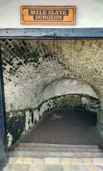 Capture 092.JPG (108.88 Kio) Vu 2407 fois En passant par les geôles où étaient entassés les esclaves en attendant le bateau qui passait tout les 2 mois.