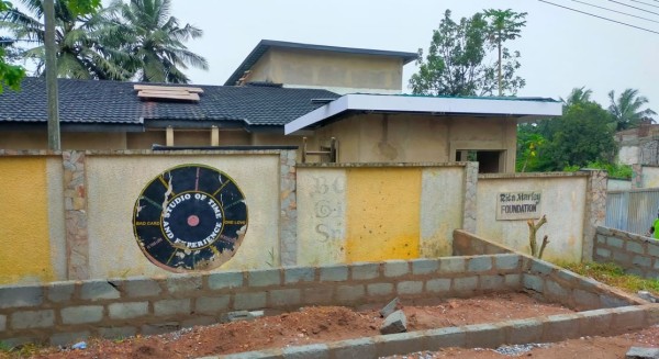 Nous sommes passé devant l'antenne du célèbre Tuff Gong Studio, le studio de musique de Bob Marley, construit par Rita Marley qui possède aussi sa maison. (actuellement le lieu est en rénovation!