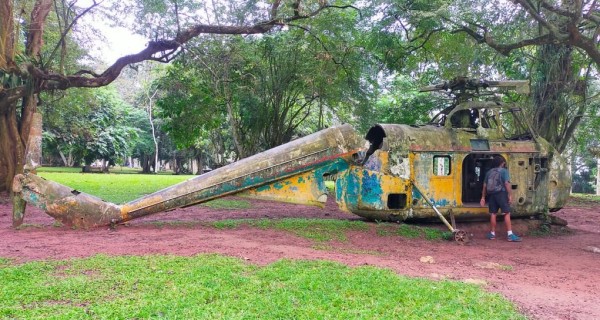 Au milieu du jardin, se trouve les restes d'un hélicoptère de l'armé Britannique.