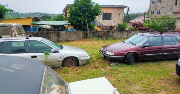 Capture 109.JPG (169.68 Kio) Vu 2391 fois Devant l'hotel ou nous nous garons, la 2CV à retrouvé 2 grandes sœurs hydrauliques