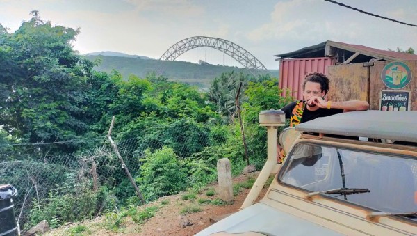 Capture 118.JPG (186.63 Kio) Vu 2374 fois Le pont qui enjambe le fleuve Volta avant d'arriver à destination