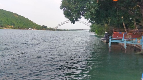 le pont vu de notre hotel pour cette nuit. La volta est super large à ce niveau. ça n'a plus rien avoir avec les voltas du Burkina.