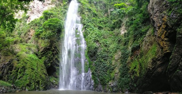 L'après midi, une autre heure de marche pour arriver à la cascade de Tagbo. elle était assez magnifique dans une zone assez fermée et très fraiche. la baignade fut bonne après toute ces marches en montagne.