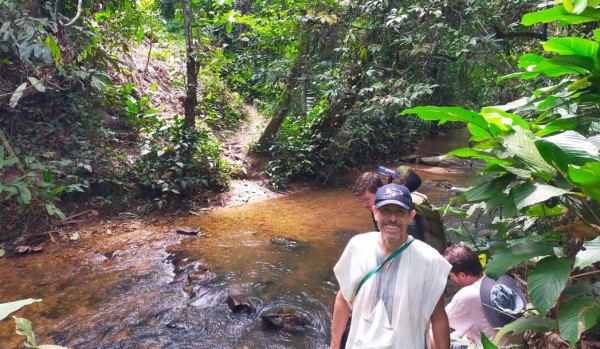 nous avons traversé la rivière pour arrivé au TOGO en amont des cascades