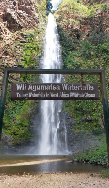 Puis la cascade du bas. dans les roches il y avait des milliers de chauves souries.