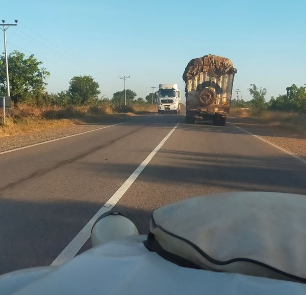 Nombreux camions qui font la navette entre le Burkina et le Ghana