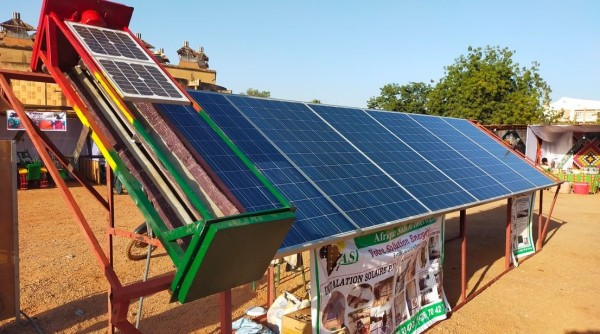 Capture 021.JPG (183.66 Kio) Vu 2812 fois Robot de nettoyage automatique des panneaux solaire. Ils souvent difficile d'accès sur les toitures. donc rapidement pleins de poussières.