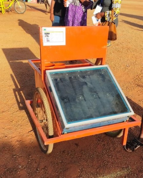 Capture 022.JPG (88.32 Kio) Vu 2818 fois Mini chauffe eau solaire pour les vendeurs ambulants de nescafé: de simples gourdes noires dans un coffre derrière une vitre