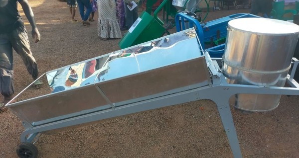 Capture 024.JPG (138.17 Kio) Vu 2812 fois cuisinière solaire. un tube et un récipient calorifugé avec de l'huile. on pose la marmite à l'intérieur.