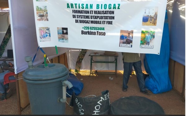 Capture 026.JPG (100.03 Kio) Vu 2812 fois Bio digesteur pour fabriquer du bio gaz qui est stocké dans sur reservoirs souples