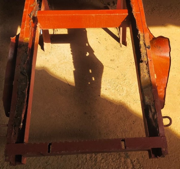 Capture 163.JPG (160.36 Kio) Vu 2219 fois une fois retourné, j'ai vu ce qu'il fallait enlever pour souder correctement les cornières du dessous.