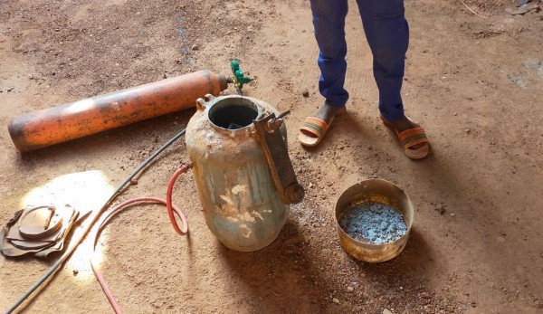 Commençons par le matériel:<br />une bouteille d'oxygène<br />une bobonne d'eau qui ferme avec une mille feuille de chambre à air,<br />du carbure<br />et le chalumeau.