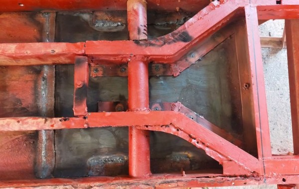 Capture 185.JPG (113.97 Kio) Vu 3279 fois Une fois la tôle du dessous soudée, on retourne le châssis, et une bonne couche de peinture avant de s'occuper du dessus.