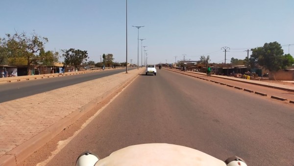 Capture 039.JPG (103.32 Kio) Vu 1506 fois et en route pour Loumbila à 25 km au nord-est de Ouagadougou.