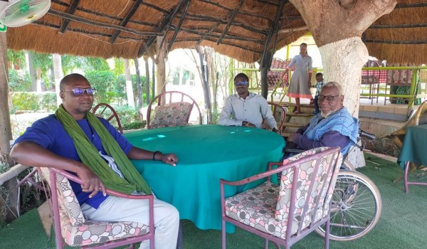 Capture 041.JPG (190.46 Kio) Vu 1506 fois On a continué sur "Lagon Lodge", ou nous avons pu nous désaltérer au bord d'une belle piscine