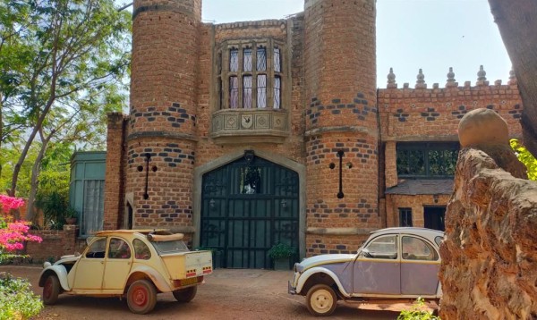 Capture 043.JPG (167.52 Kio) Vu 1506 fois nous avons pu rentrer nos 2CV jusqu'au château