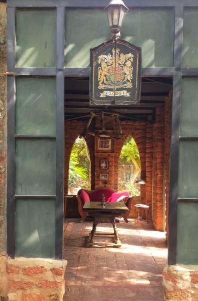 Capture 046.JPG (91.48 Kio) Vu 1506 fois le chateau est composé de nombreuse pièces. Celle ci est consacrée à la reine d'Angleterre.