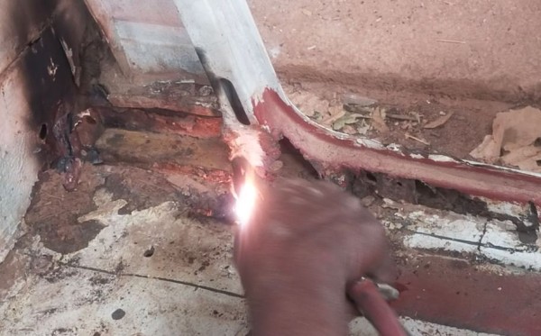 Capture 266.JPG (92.04 Kio) Vu 1572 fois Puis le plancher à ou la fixation de la ceinture est complètement partie: