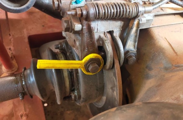 Capture 270.JPG (90.3 Kio) Vu 1548 fois j'ai aussi monte les leviers de freins à main: