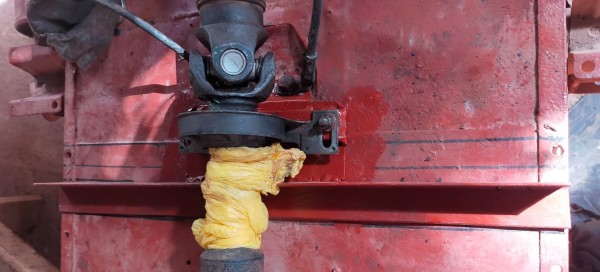 Capture 294.JPG (159.47 Kio) Vu 1696 fois Vissage de la fixation du palier intermédiaire, avec les ceintures.<br />ça servira en même temps de la base de la première poutre du fourgon