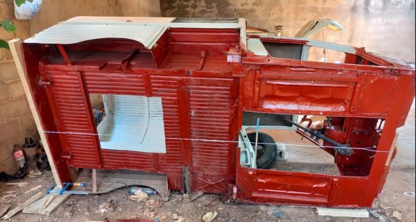 Capture 301.JPG (150.24 Kio) Vu 1686 fois puis j'ai tendu un fer galva entre l'avant et le parechoc arrière afin de redresser la jupe avec le parechoc. Comme ça, j'ai la bonne position pour pouvoir souder ma cornière qui sera dessous.