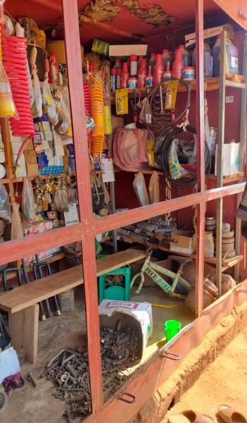 Capture 302.JPG (119.5 Kio) Vu 1686 fois en fin de mâtiné, je suis allé acheter des boulons chez ma vendeuse de boulon: