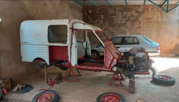 Capture 321.JPG (111.38 Kio) Vu 1823 fois et la voici, de nouveau sur cales, plus proche du mure, ce qui devrait permettre d'éviter d'être trop mouillé durant les fortes pluies