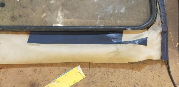 Capture 123.JPG (136.56 Kio) Vu 1582 fois Je me suis aperçu que la bâche était fissuré sous la vitre, je l'ai donc double et triplée localement