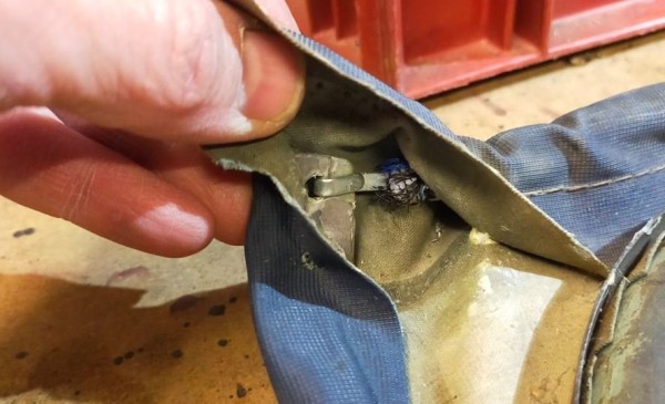 Capture 130.JPG (81.28 Kio) Vu 1450 fois j'ai tiré sur les anciens élastique pour faire ressortir les nouveau et les crocheter à la traverse.