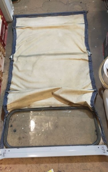 Capture 131.JPG (60.13 Kio) Vu 1489 fois montage le la traverse qui porte la charnière avec 2 vis inox en attendant de poser des rivet plus tard.