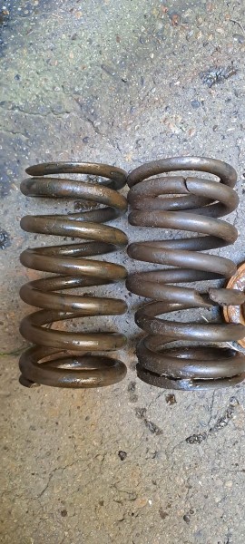 le nombre de spire et la longueur était identique, mais le diamètre était 1 mm plus gros. donc le ressort devrait être plus raide.