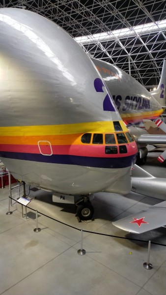 Le super GUPPY pour transporter les éléments d'avion d'un site à l'autre