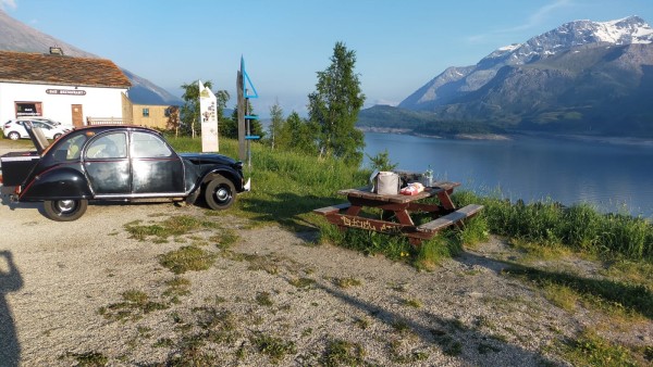 Pic-nic en terrasse au soleil avec une superbe vue
