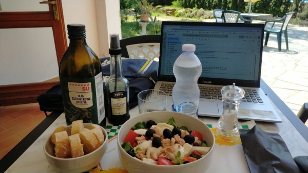 Arrivé au camping. <br />Après quelques longueurs de piscine, mon repas est prêt